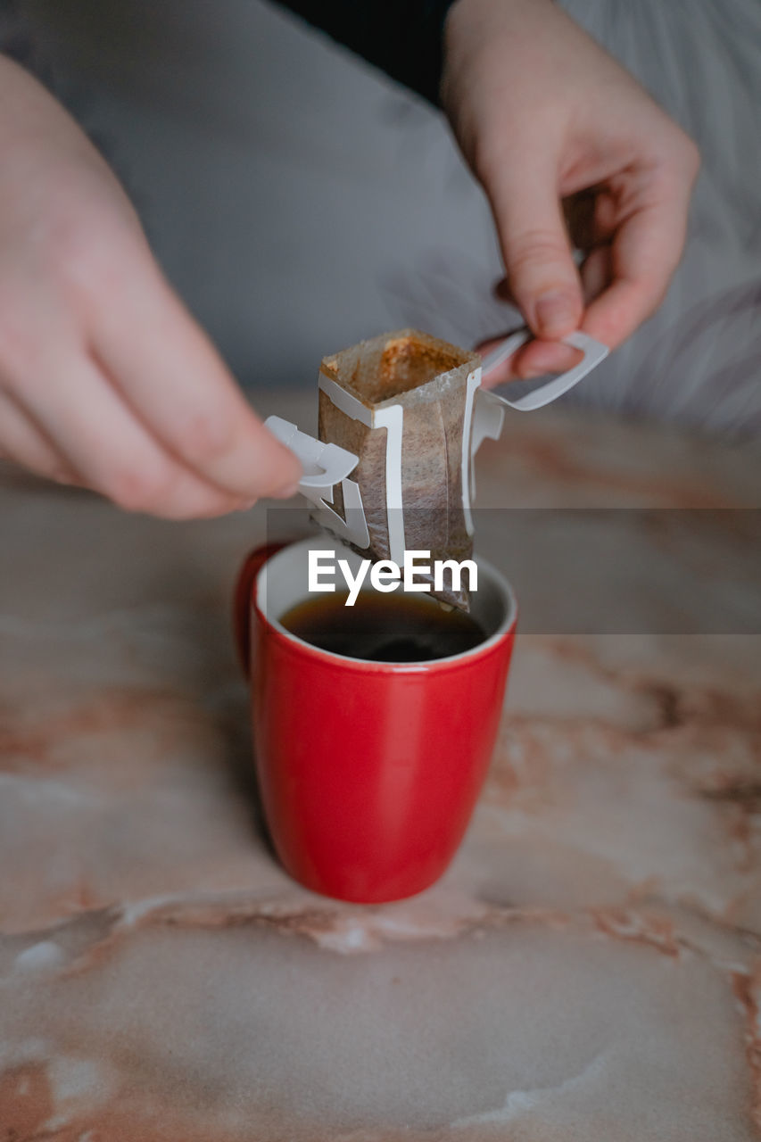 Takes out the filter bag with coffee, alternative coffee brewing