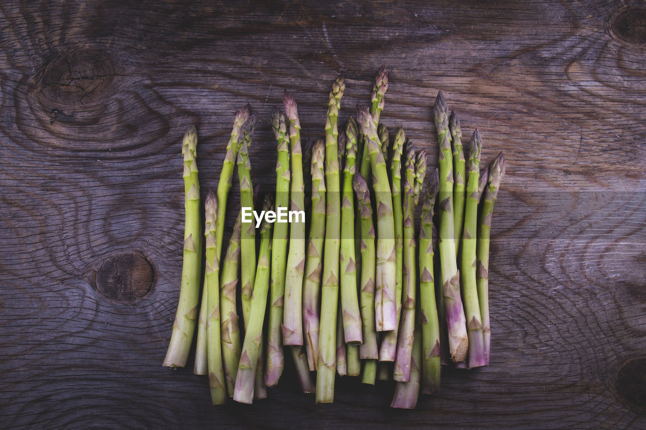 Freshly harvested asparagus arranged on a wooden board