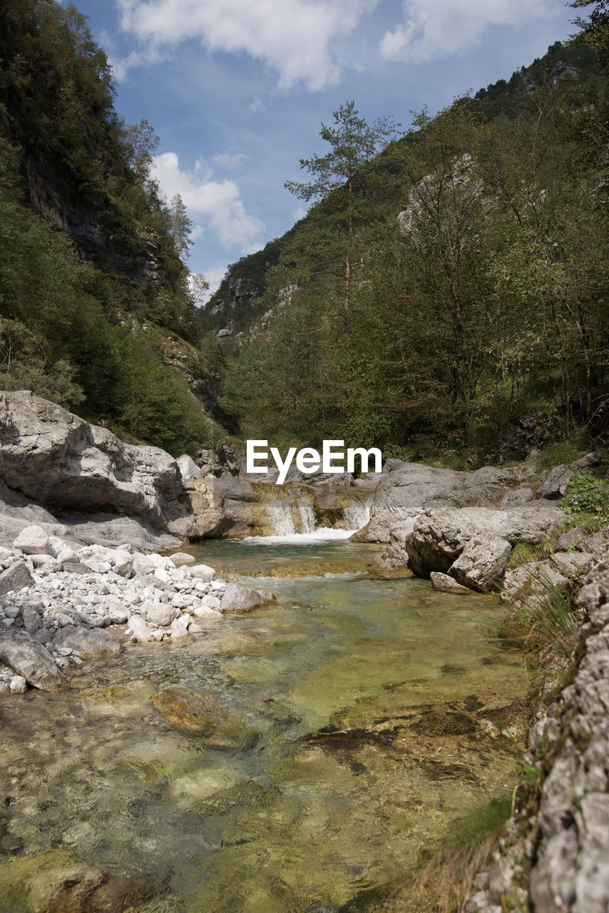 SCENIC VIEW OF STREAM FLOWING THROUGH ROCKS