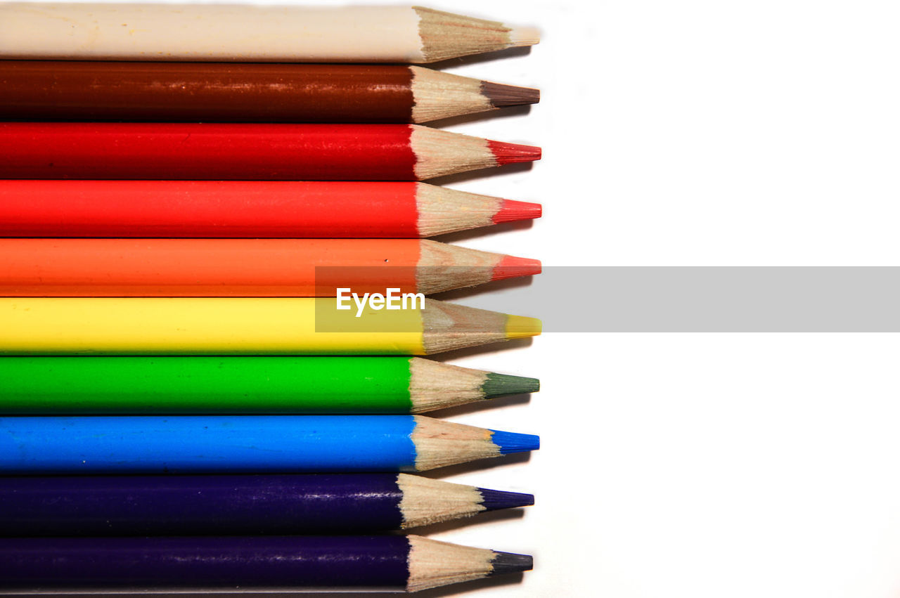 CLOSE-UP OF MULTI COLORED PENCILS