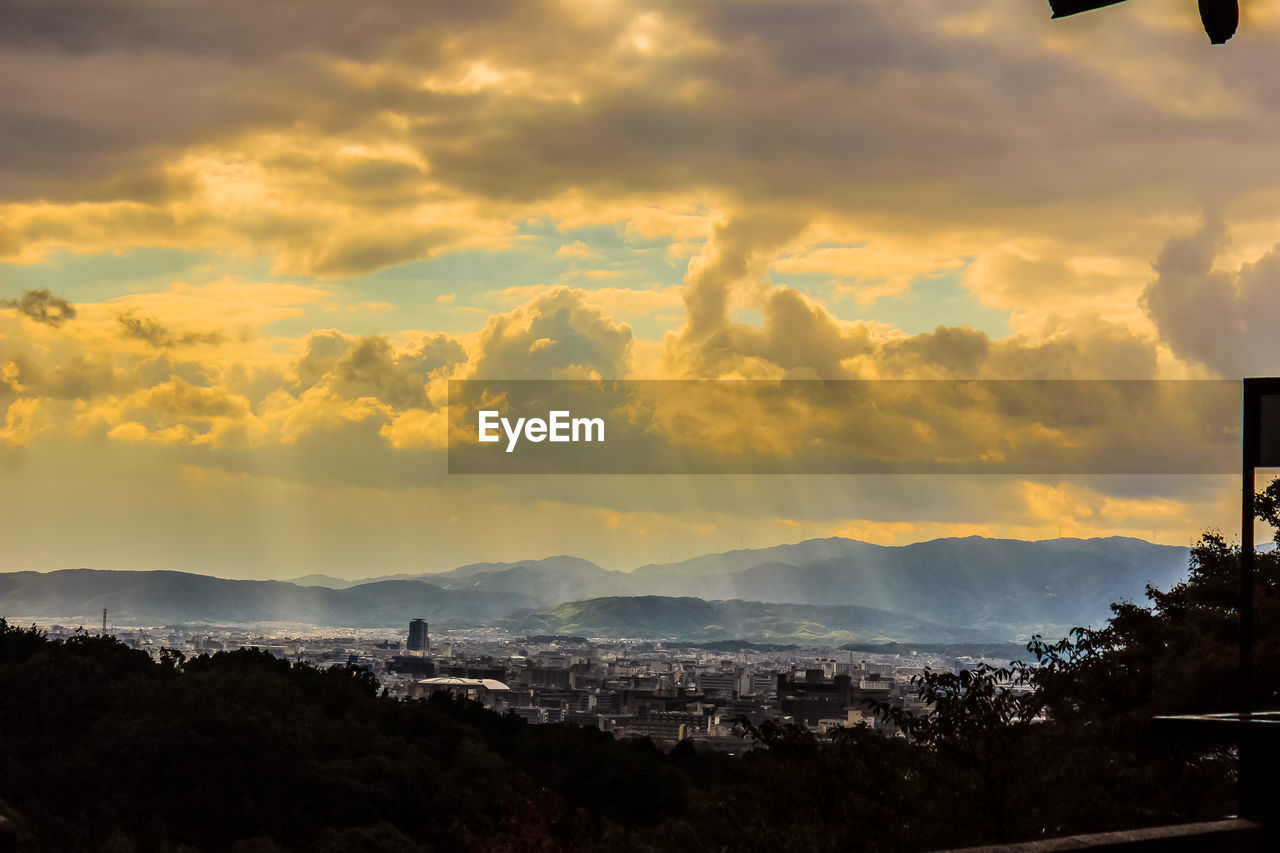 SCENIC VIEW OF SILHOUETTE MOUNTAINS AGAINST SKY