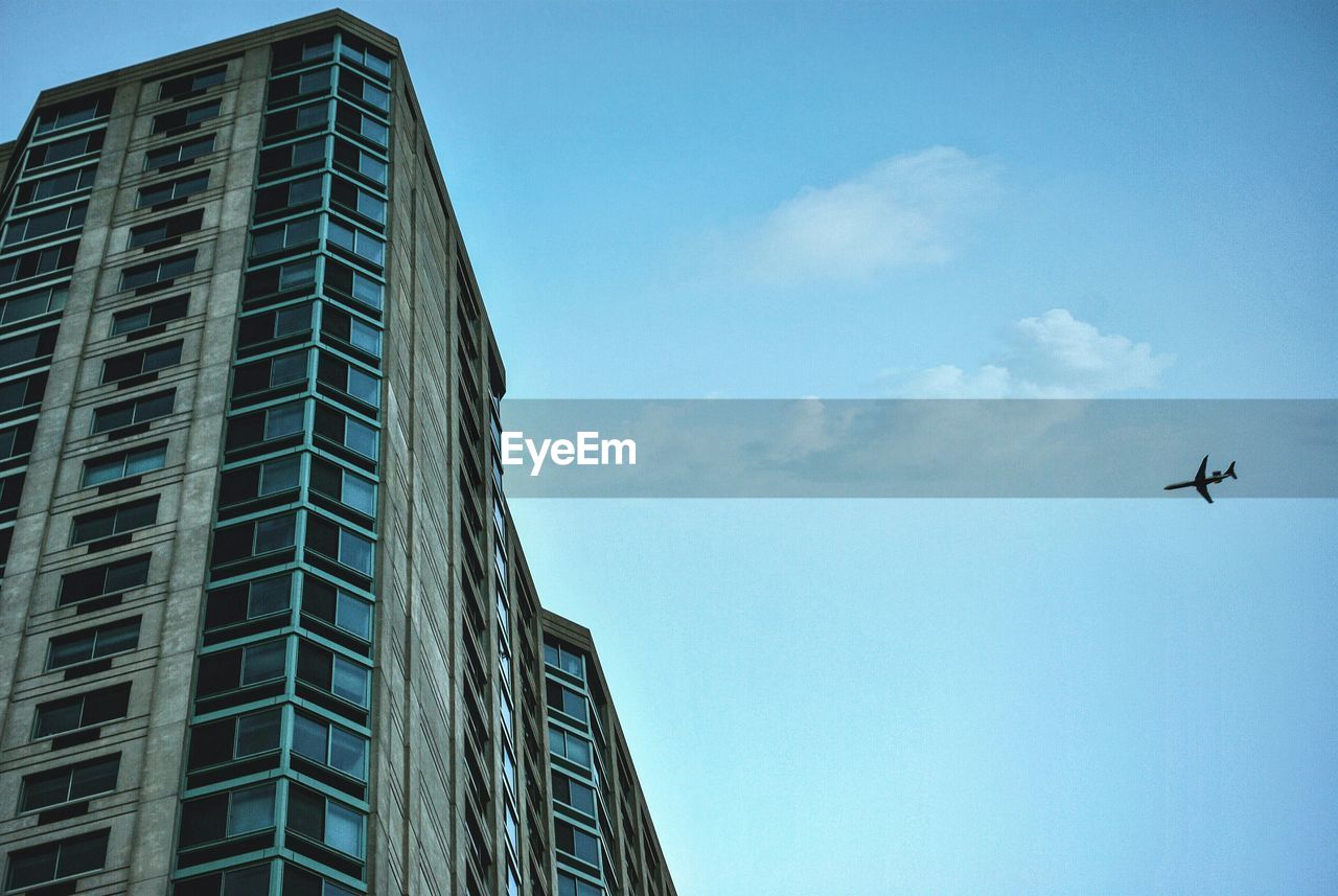 LOW ANGLE VIEW OF MODERN BUILDING AGAINST SKY