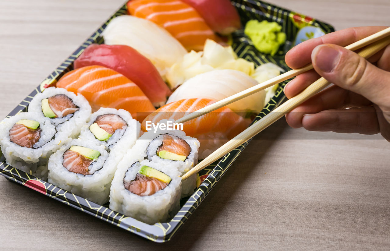 HIGH ANGLE VIEW OF SUSHI IN PLATE