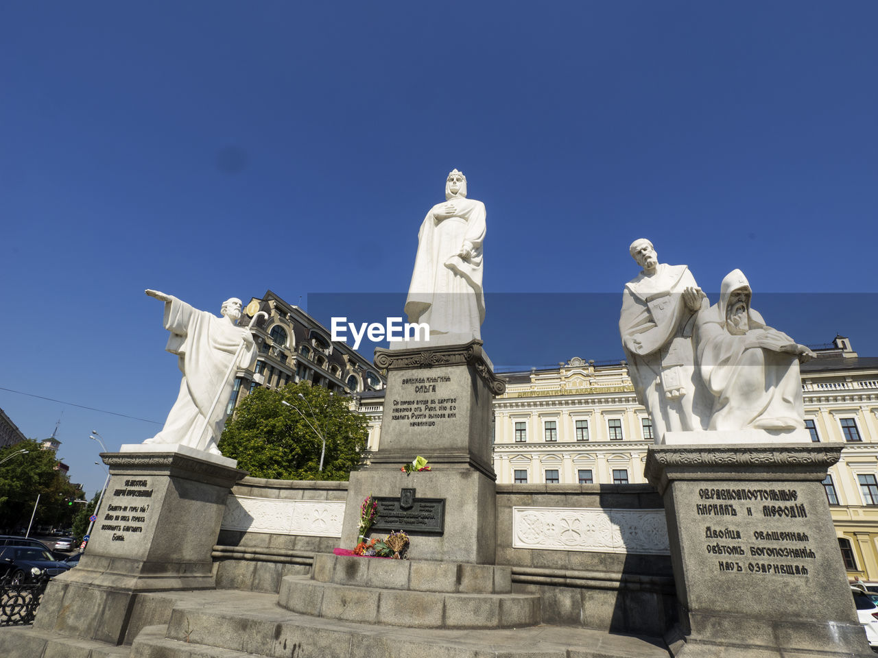 LOW ANGLE VIEW OF STATUES AGAINST BUILDING