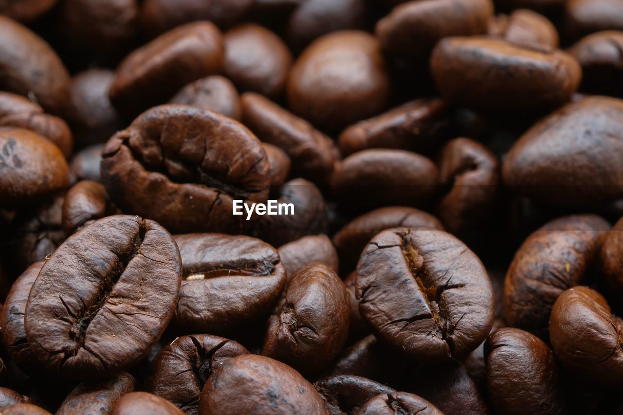 FULL FRAME SHOT OF ROASTED COFFEE BEANS