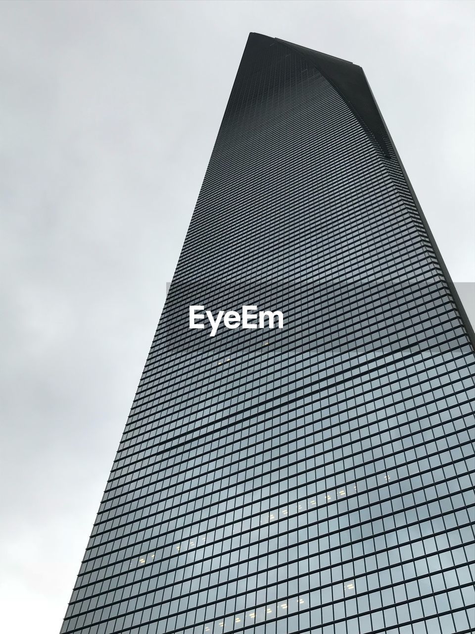 LOW ANGLE VIEW OF MODERN BUILDING AGAINST SKY IN CITY