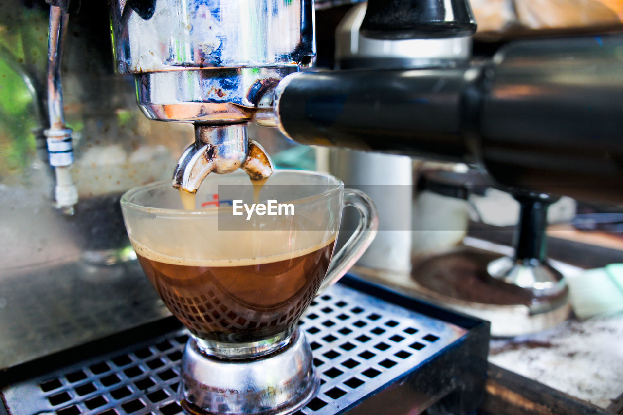 CLOSE-UP OF COFFEE CUP