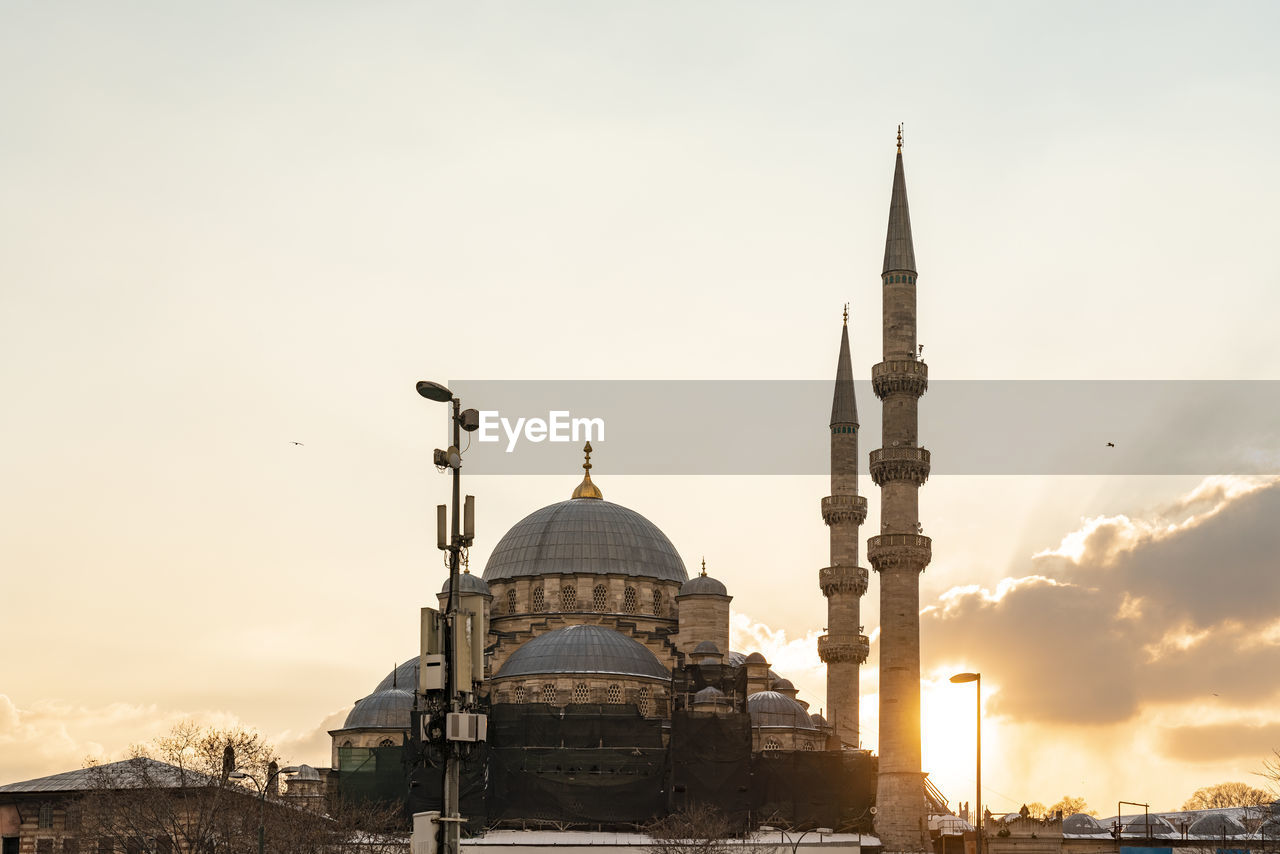 Turkey, istanbul, yeni cami mosque at sunset