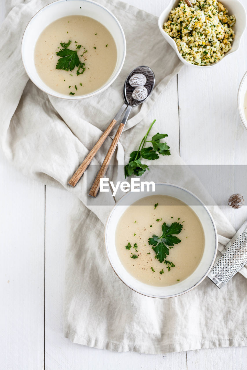 HIGH ANGLE VIEW OF SOUP IN BOWL