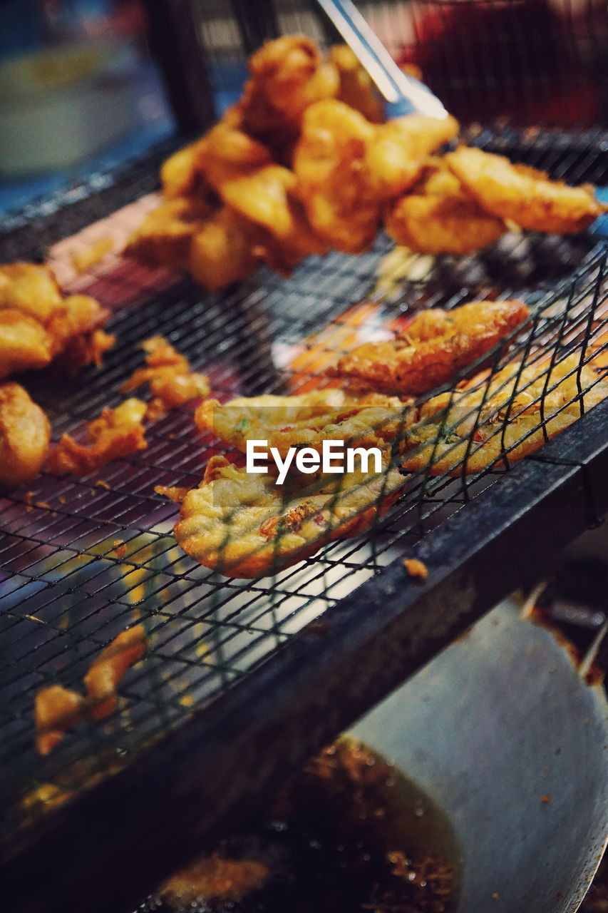 CLOSE-UP OF FOOD ON BARBECUE GRILL