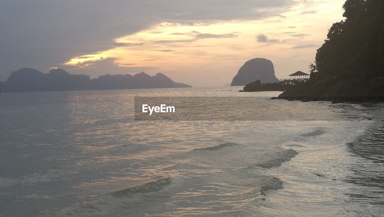 SCENIC VIEW OF SEA BY MOUNTAINS AGAINST SKY