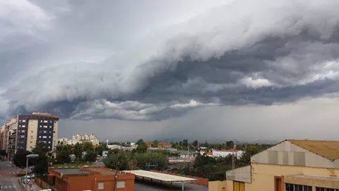 VIEW OF BUILDINGS AGAINST CLOUDY SKY