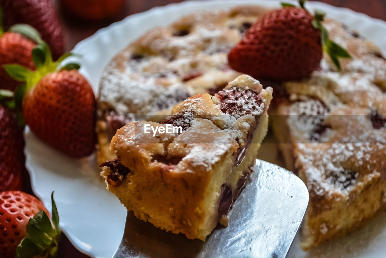 CLOSE-UP OF CAKE IN PLATE WITH STRAWBERRIES