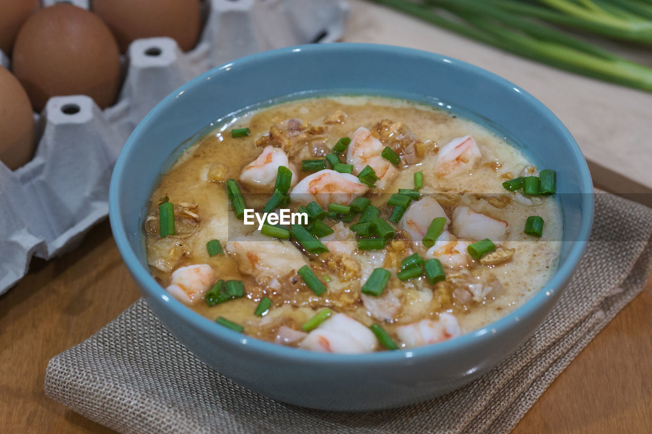 CLOSE-UP OF SOUP IN BOWL