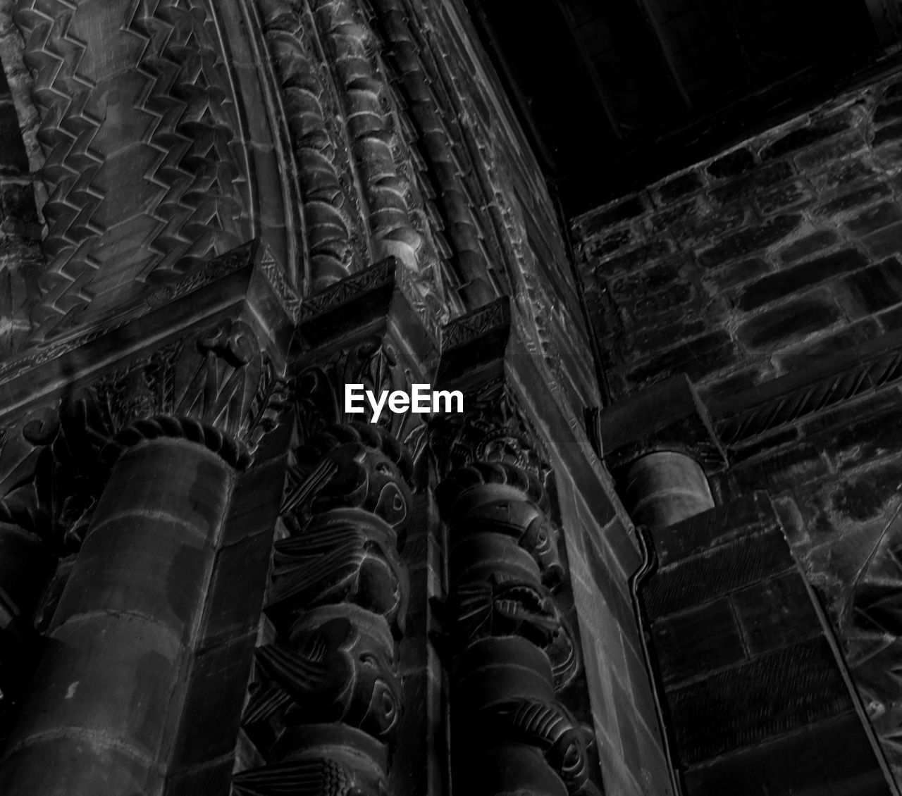 LOW ANGLE VIEW OF SCULPTURES ON BUILDING