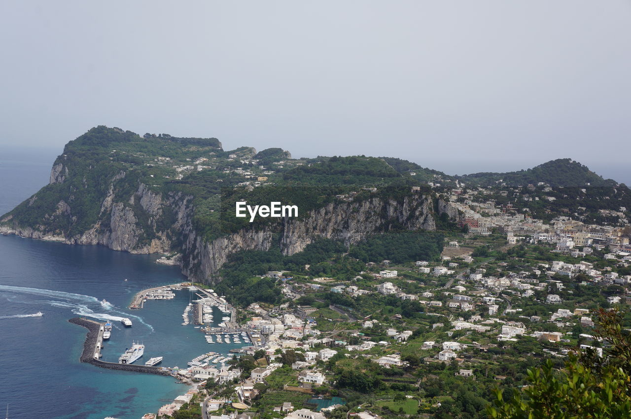 SCENIC VIEW OF SEA AND MOUNTAINS AGAINST CLEAR SKY