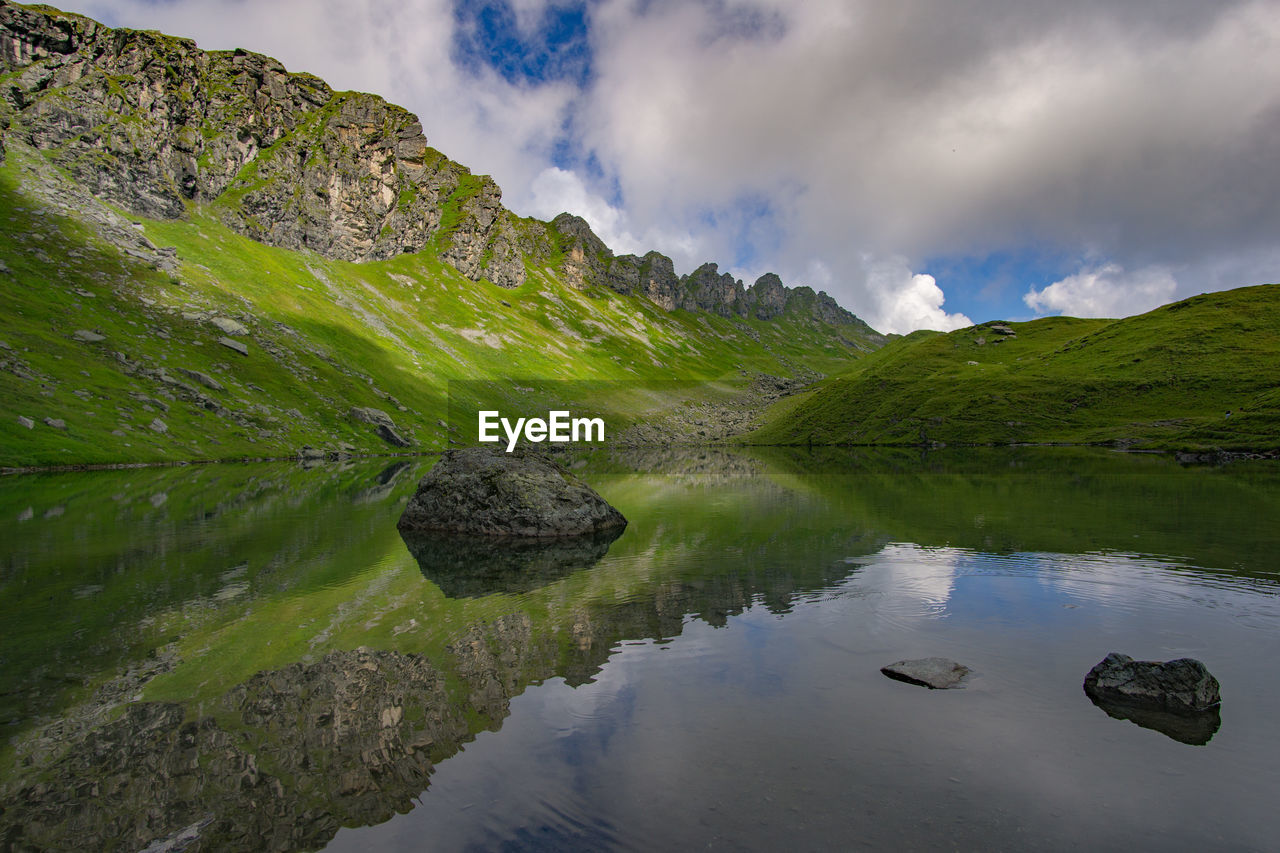 SCENIC VIEW OF LAKE AND MOUNTAIN AGAINST SKY