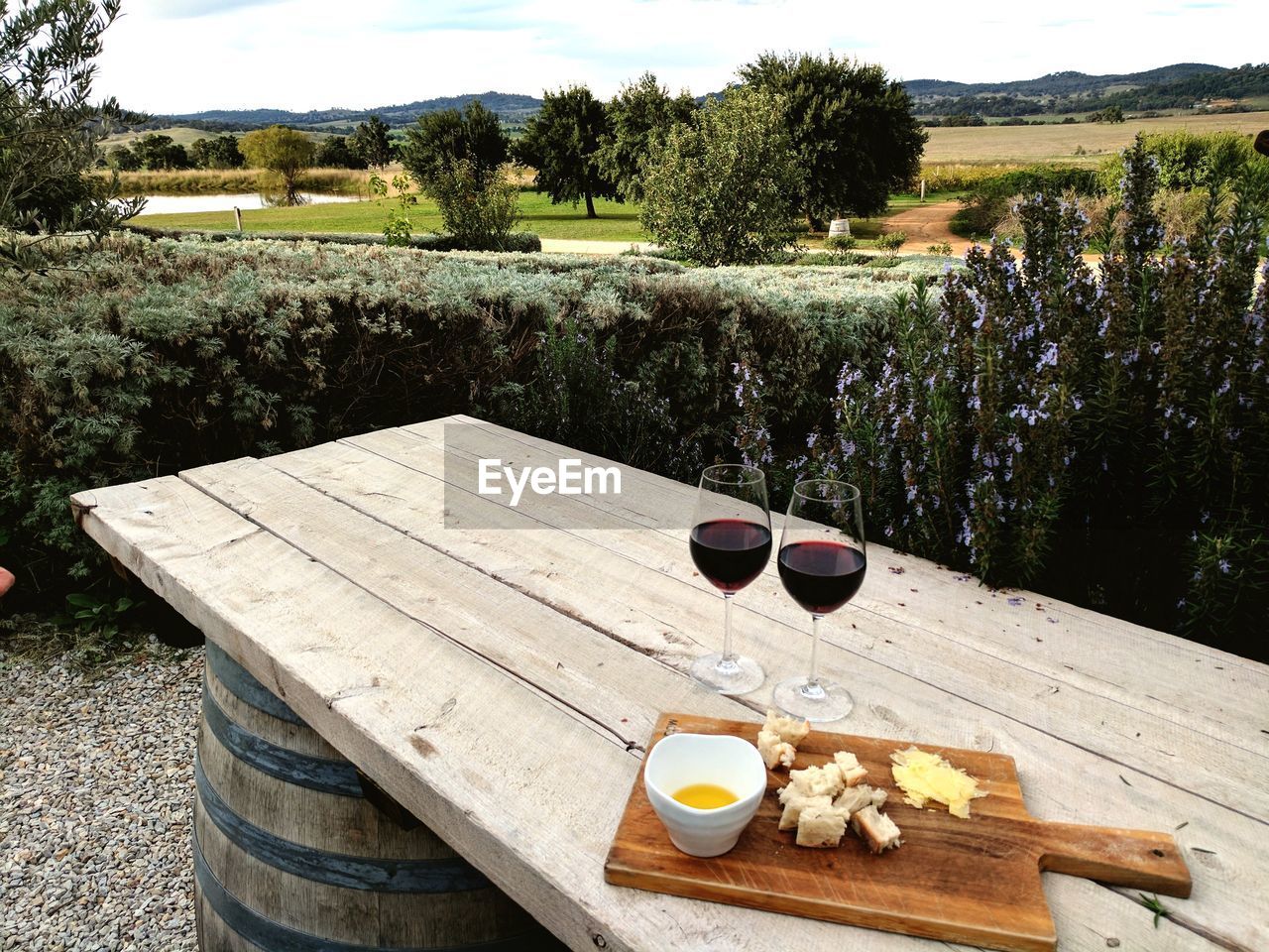 VIEW OF DRINK ON TABLE