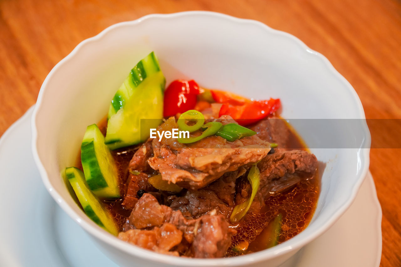 food and drink, food, vegetable, healthy eating, meat, dish, meal, cuisine, freshness, asian food, plate, wellbeing, no people, beef, close-up, pepper, indoors, bowl, red meat, produce, gourmet, table, stew, dinner, restaurant, chinese food, bell pepper, spice, business, savory food, lunch