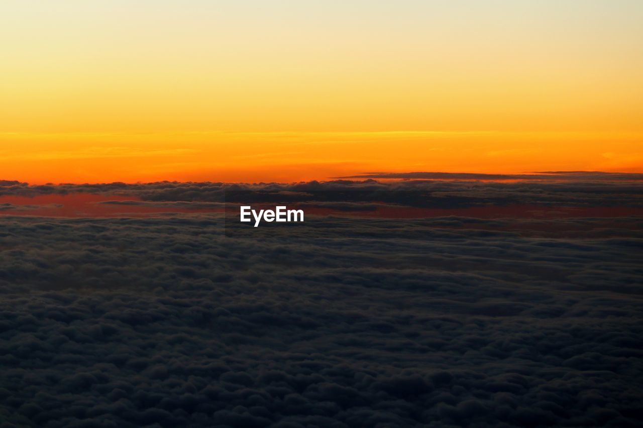 SCENIC VIEW OF SEA AGAINST CLEAR SKY DURING SUNSET