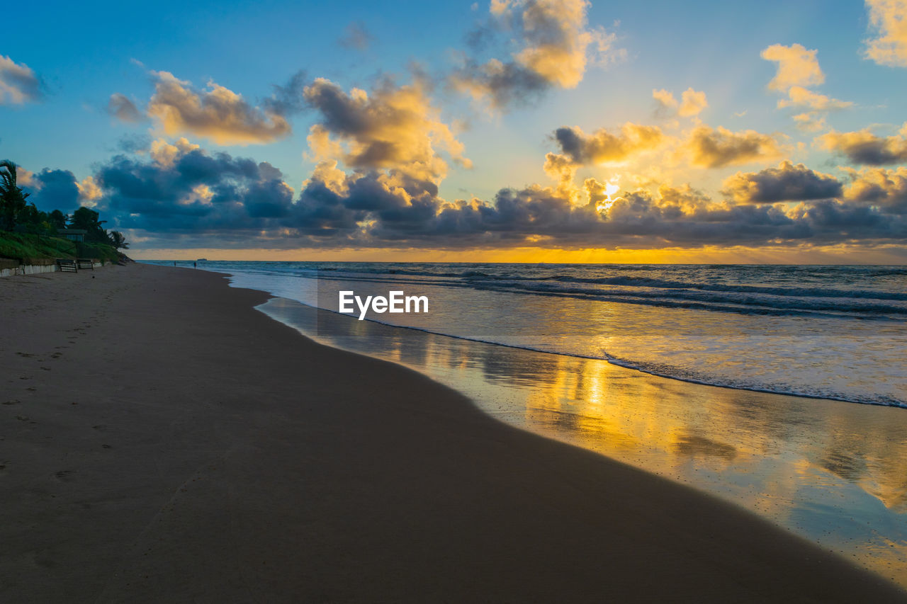 SCENIC VIEW OF SEA AGAINST SKY AT SUNSET