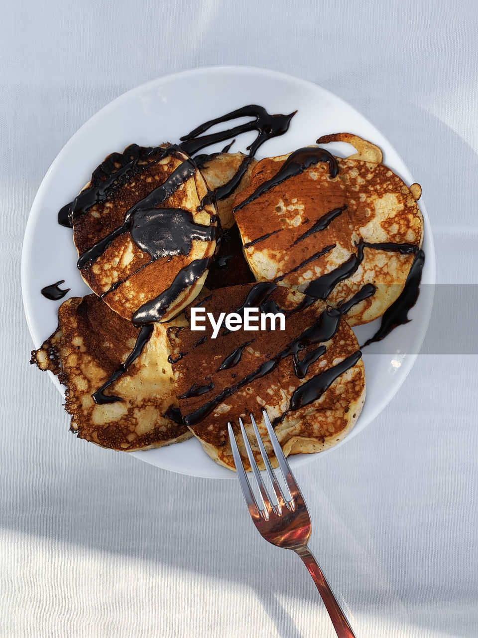 HIGH ANGLE VIEW OF DESSERT IN PLATE