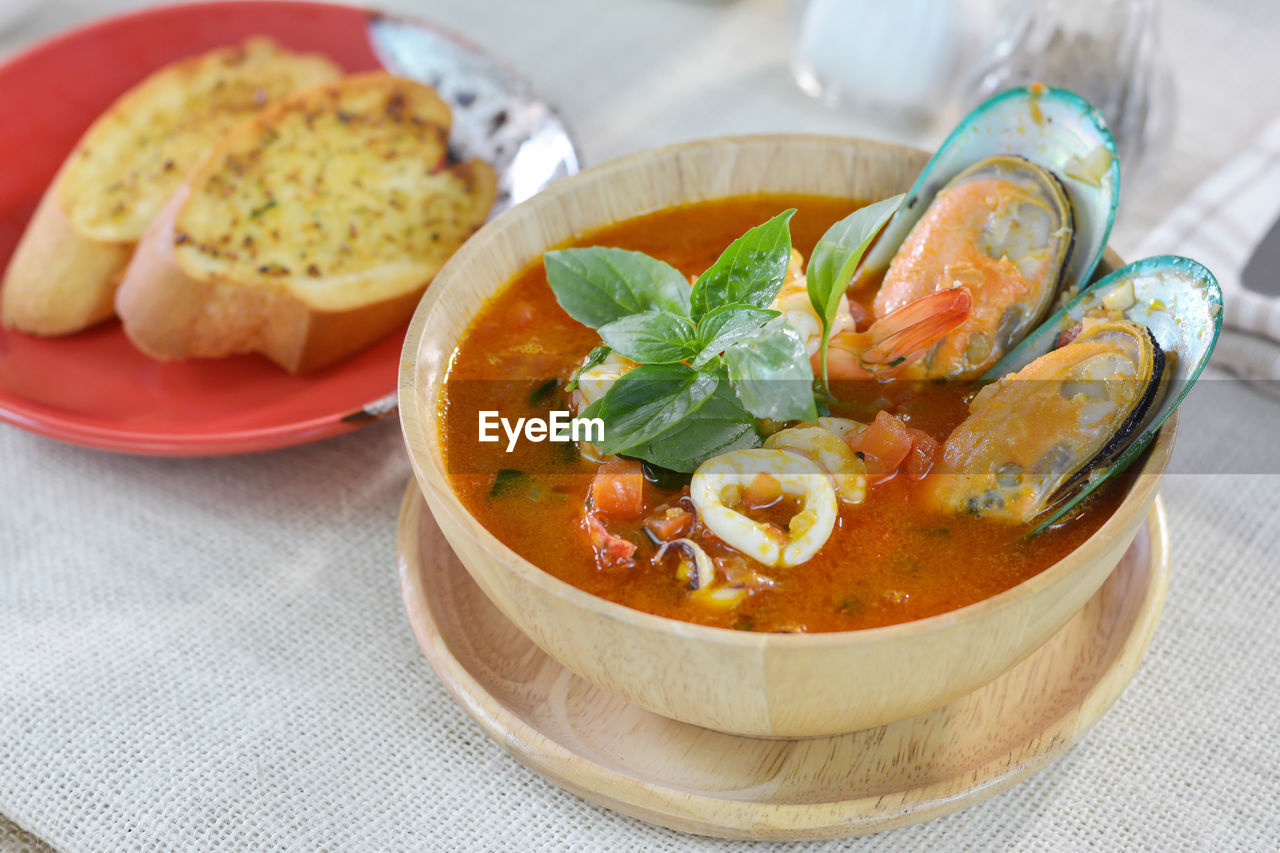 HIGH ANGLE VIEW OF SEAFOOD IN BOWL ON TABLE