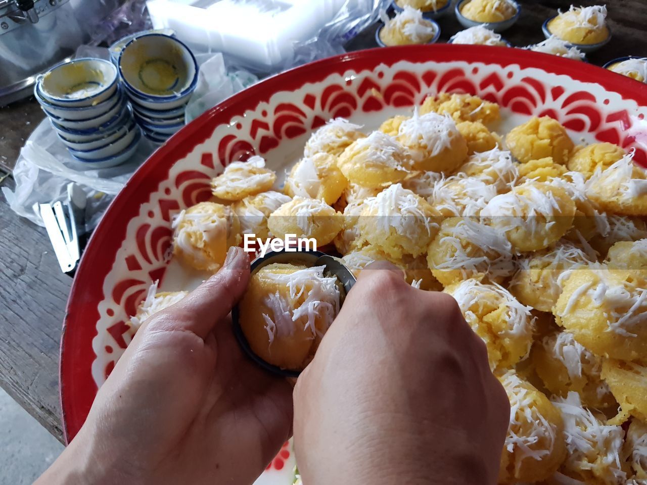 HIGH ANGLE VIEW OF PERSON HOLDING FOOD