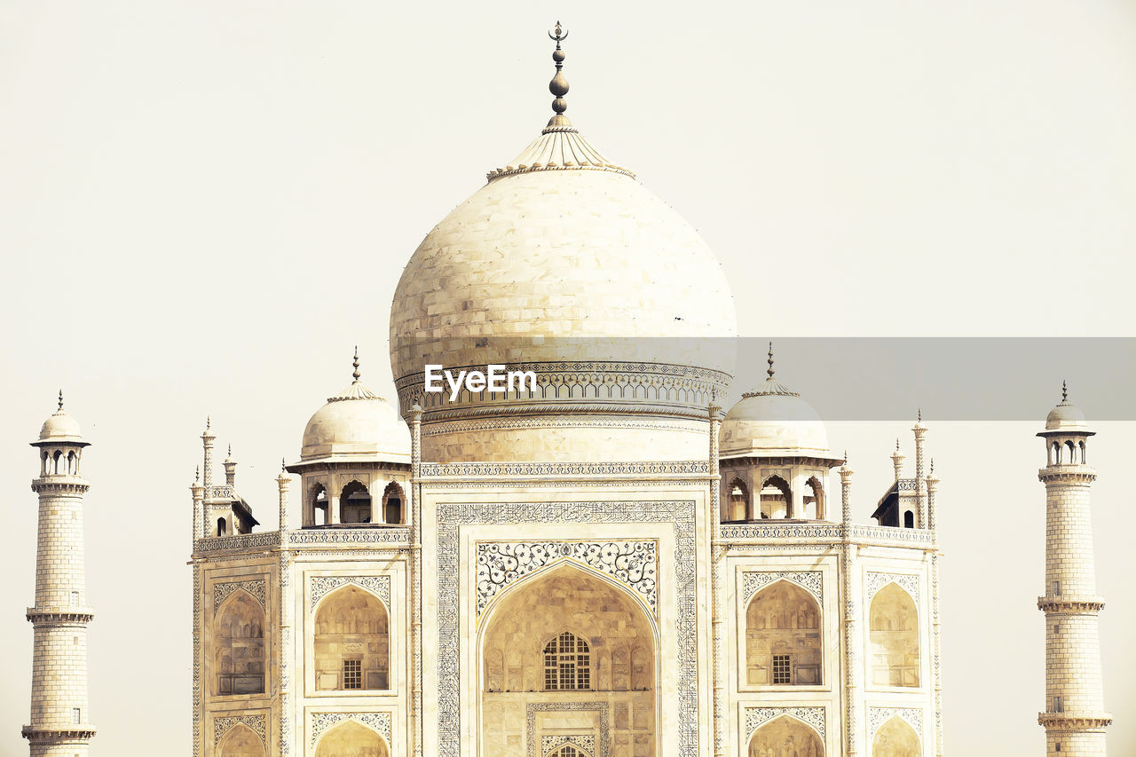 LOW ANGLE VIEW OF HISTORICAL BUILDING AGAINST SKY