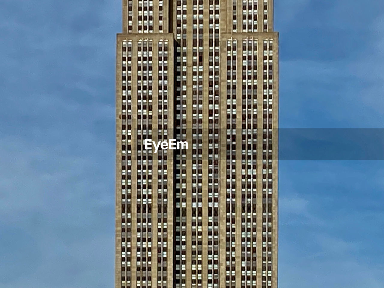 LOW ANGLE VIEW OF BUILDINGS AGAINST SKY