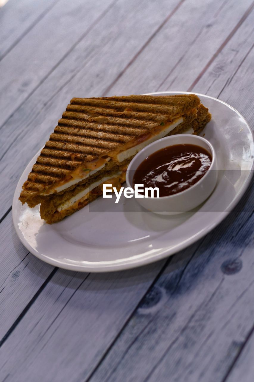 HIGH ANGLE VIEW OF BREAKFAST SERVED IN PLATE