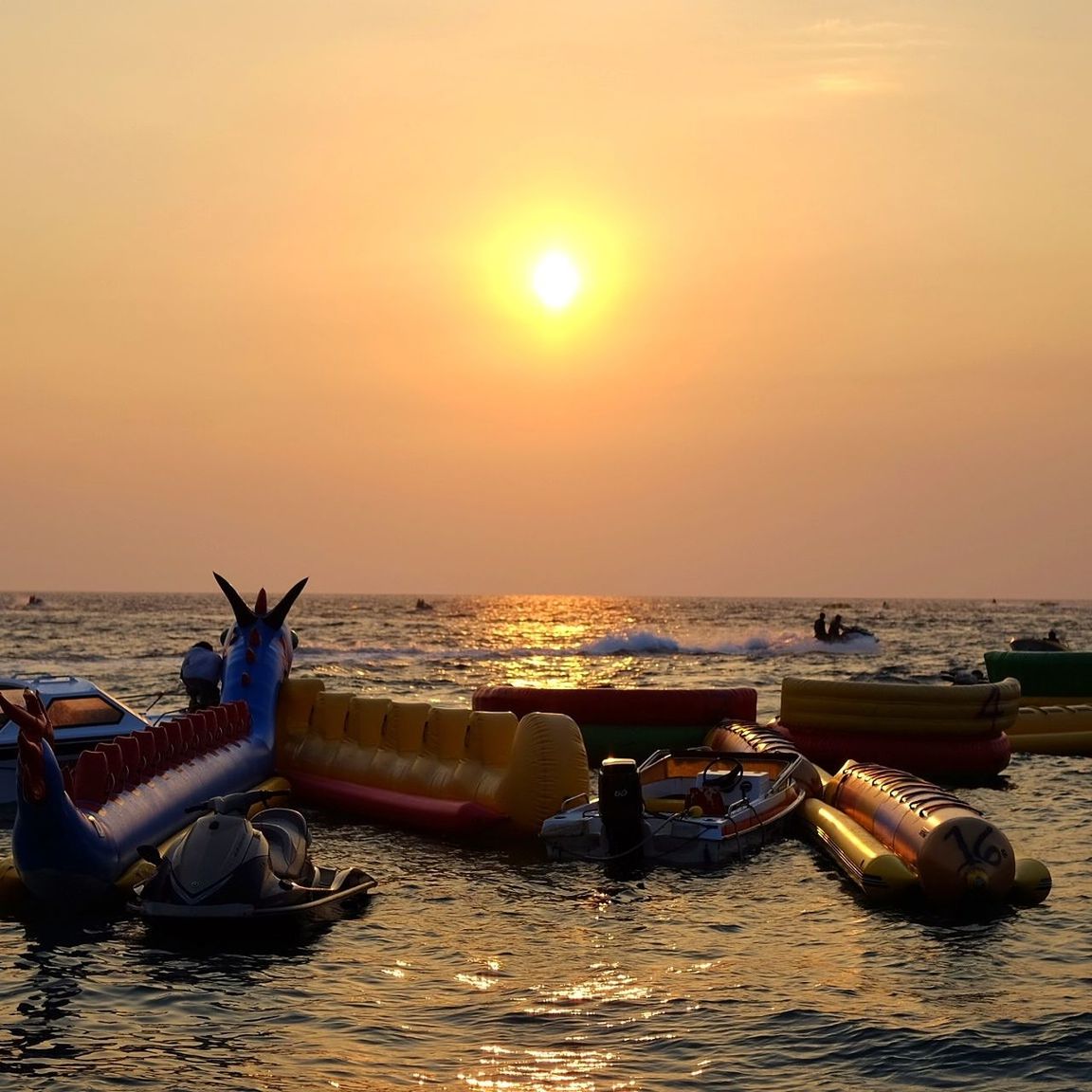 BOATS ON SEA AGAINST SKY DURING SUNSET