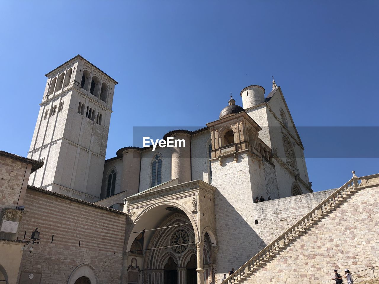 LOW ANGLE VIEW OF BUILDINGS AGAINST CLEAR SKY