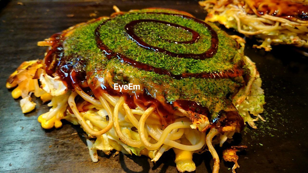 HIGH ANGLE VIEW OF FOOD ON TABLE