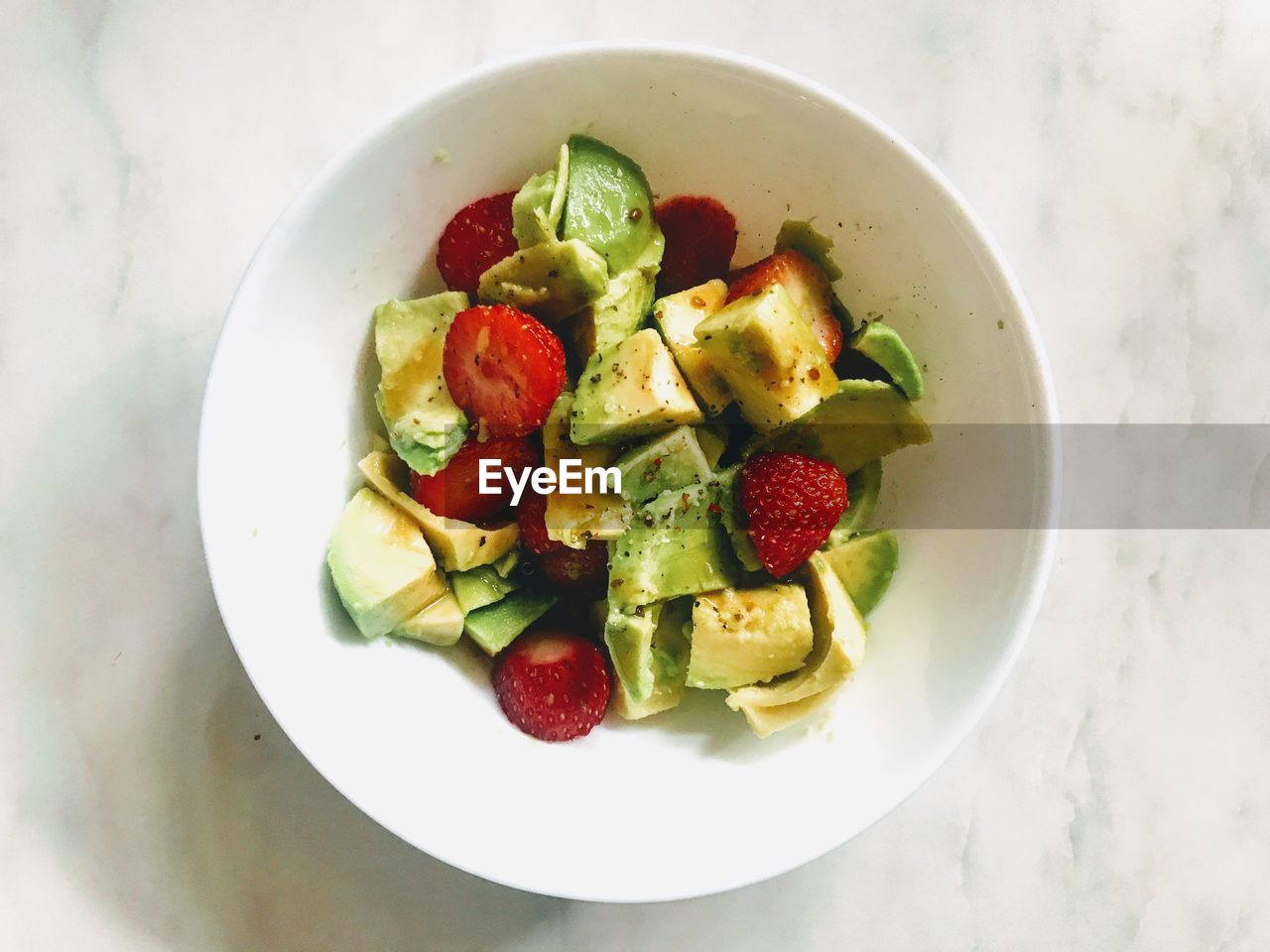 HIGH ANGLE VIEW OF SALAD IN PLATE