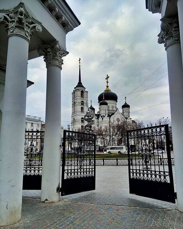 VIEW OF COLONNADE AGAINST CLOUDY SKY