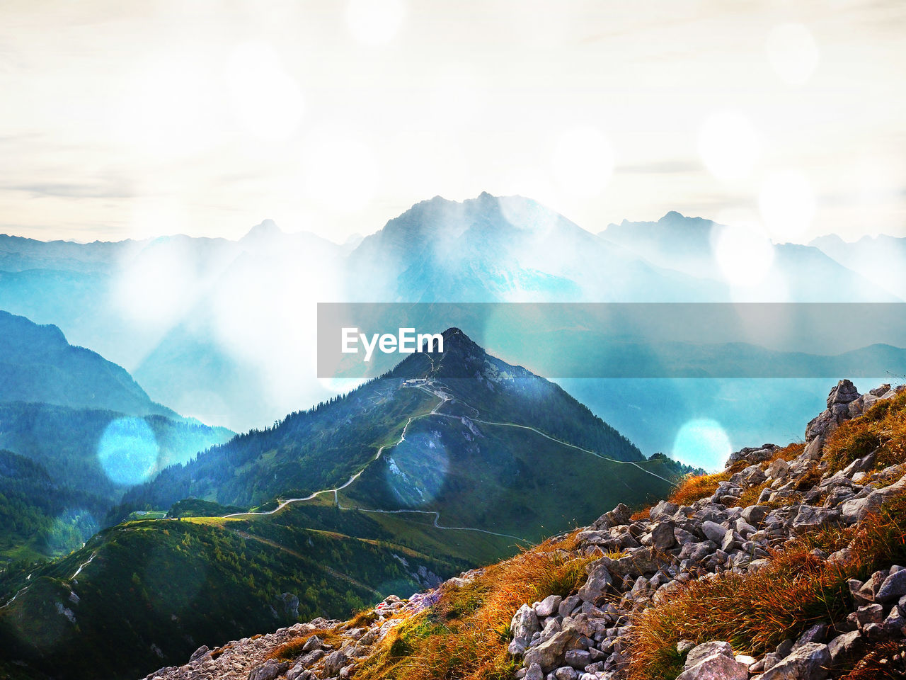 PANORAMIC VIEW OF MOUNTAIN RANGE AGAINST SKY