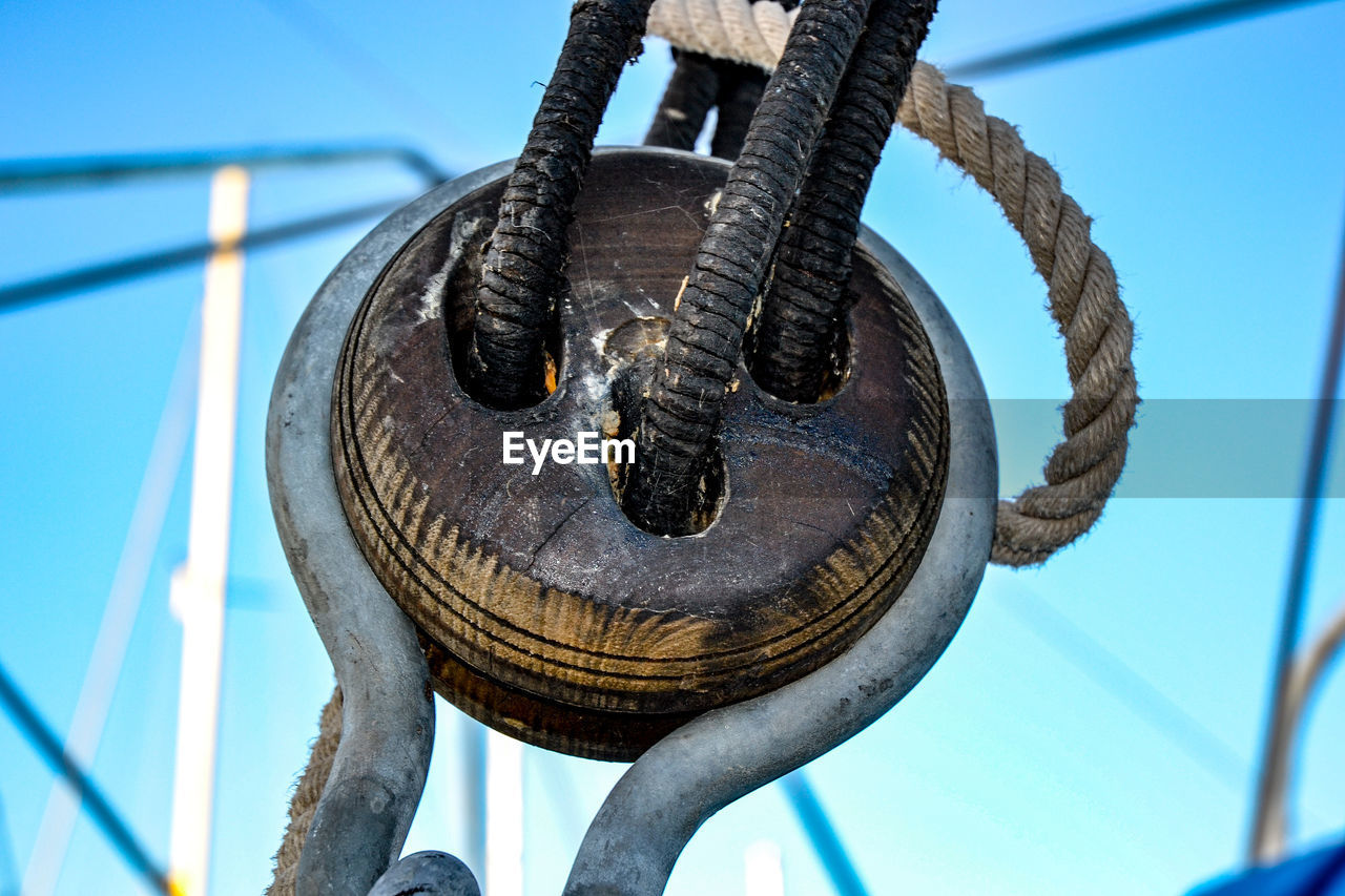 CLOSE-UP OF ROPE TIED TO METAL