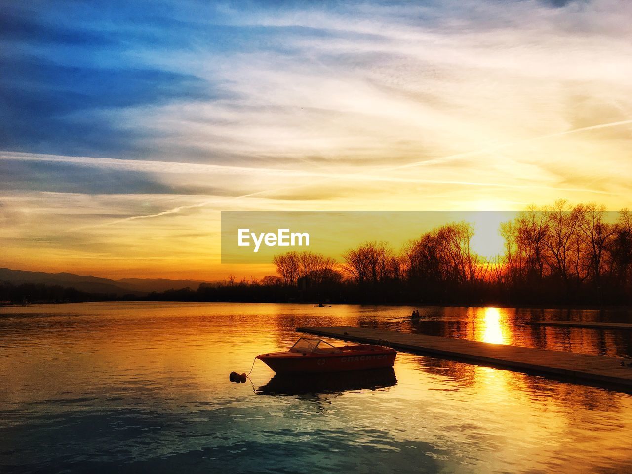 SCENIC VIEW OF RIVER AGAINST SKY DURING SUNSET