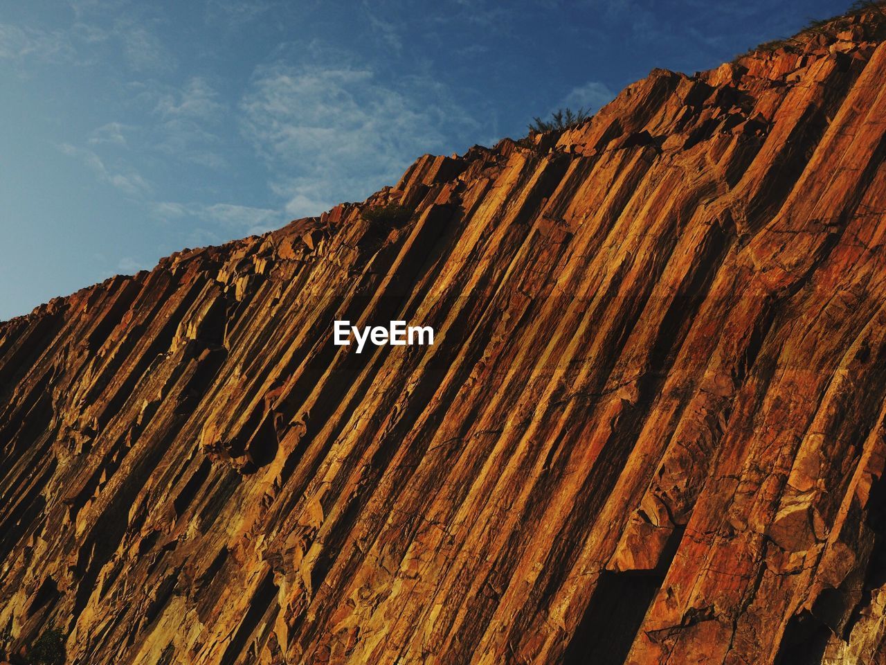 LOW ANGLE VIEW OF ROCKY MOUNTAIN AGAINST SKY