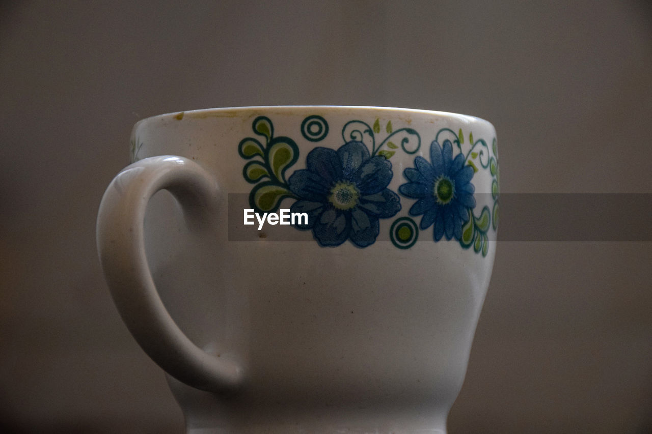 CLOSE-UP OF COFFEE CUP