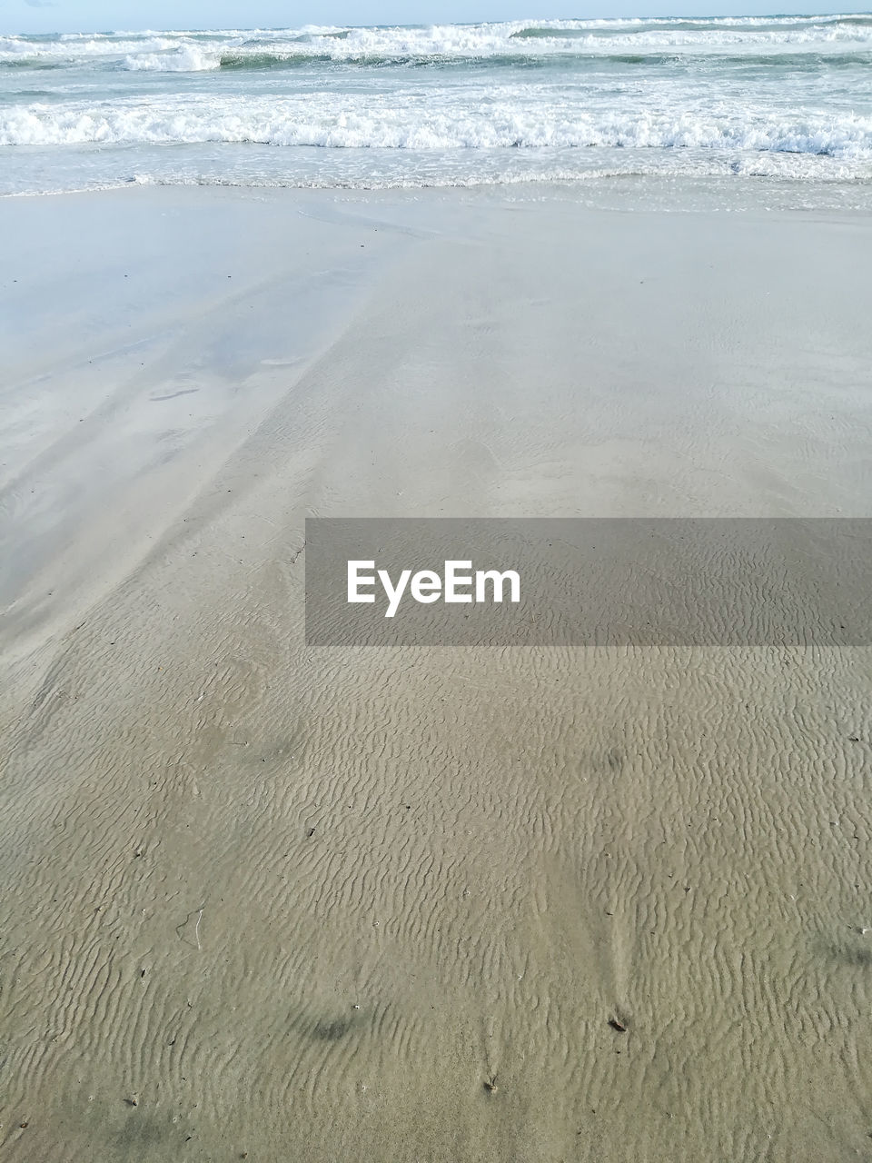 HIGH ANGLE VIEW OF BEACH ON SHORE