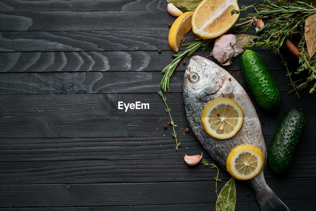 DIRECTLY ABOVE SHOT OF FRESH FRUITS ON TABLE