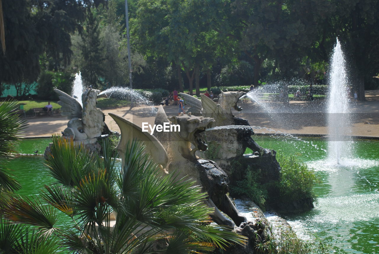 HIGH ANGLE VIEW OF FOUNTAIN AT PARK