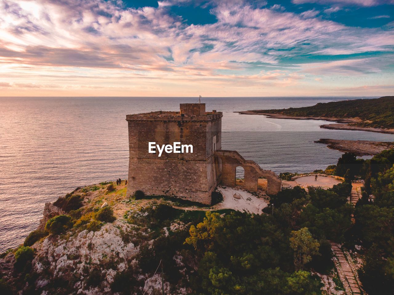 OLD BUILDING BY SEA AGAINST SKY