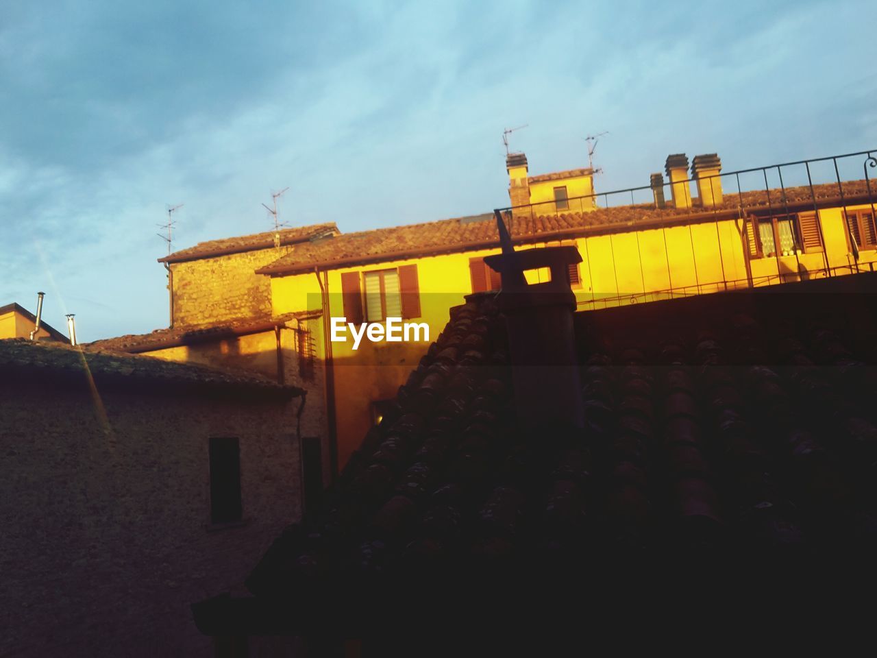 LOW ANGLE VIEW OF BUILDINGS AGAINST SKY