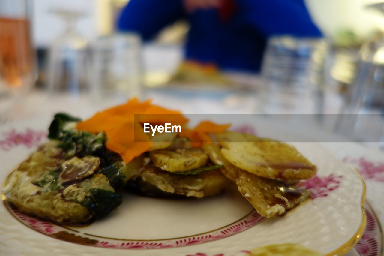 CLOSE-UP OF FOOD ON PLATE