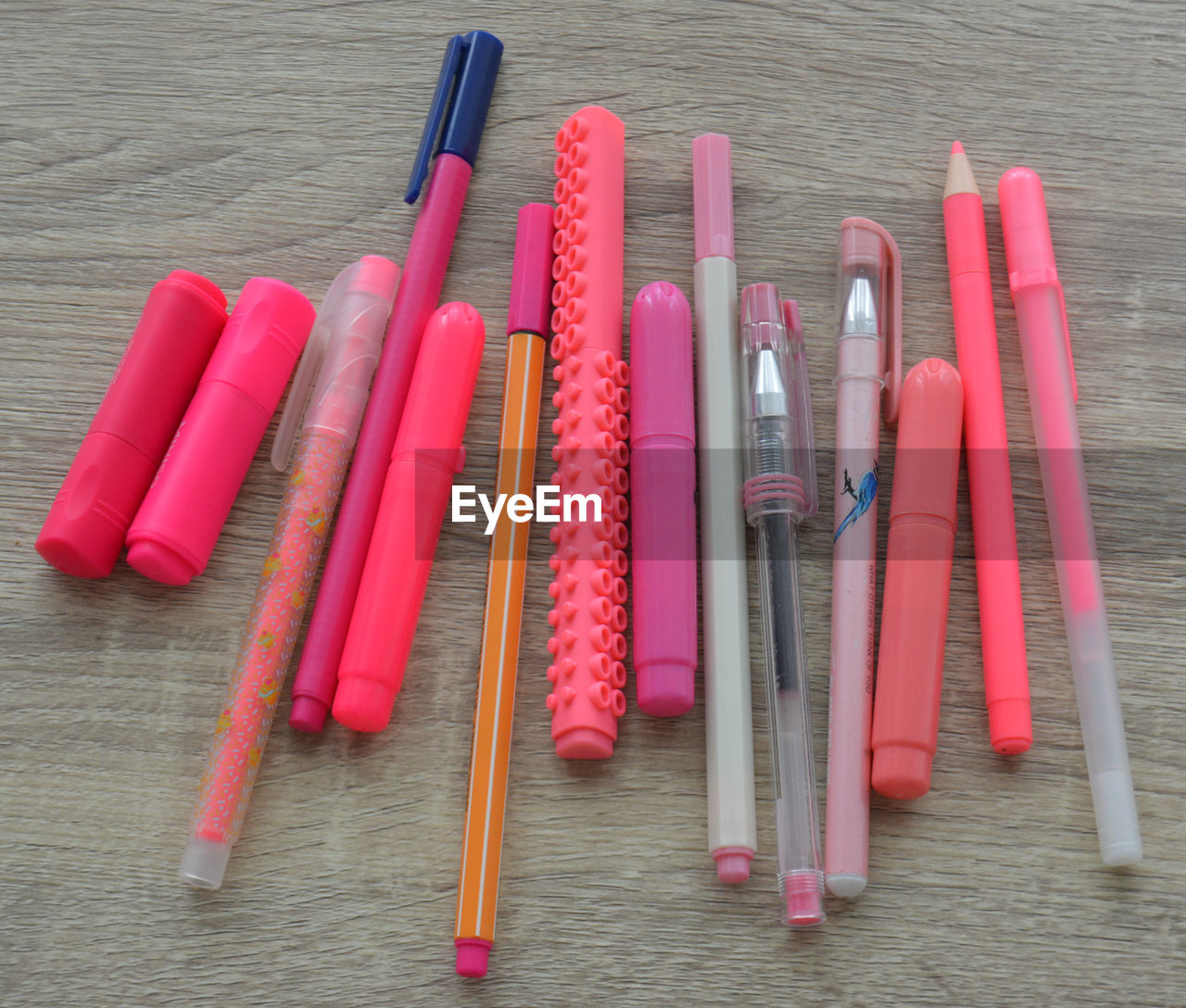 HIGH ANGLE VIEW OF MULTI COLORED PENCILS ON WOODEN TABLE