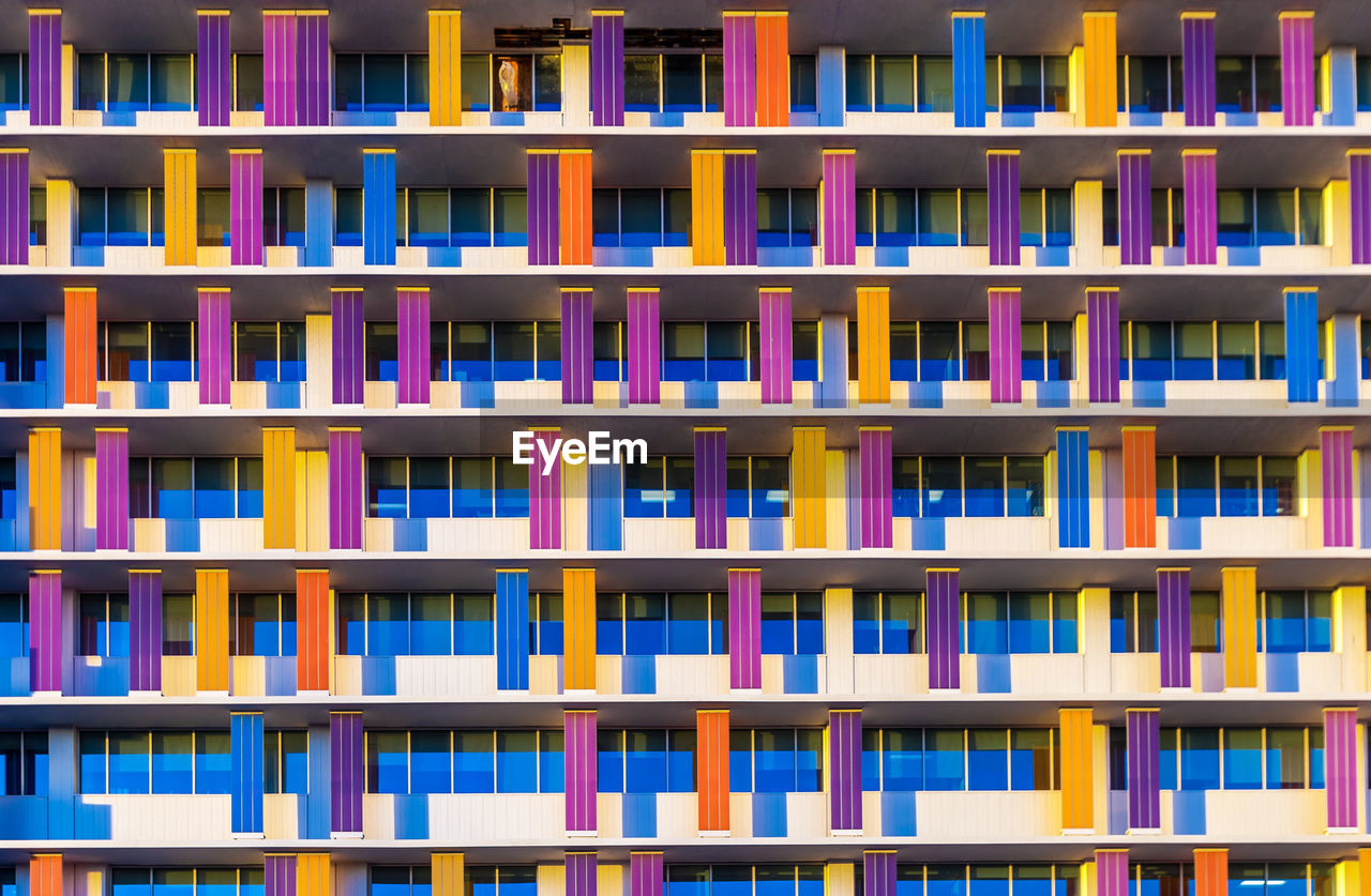 FULL FRAME SHOT OF MULTI COLORED BOOKS IN LIBRARY