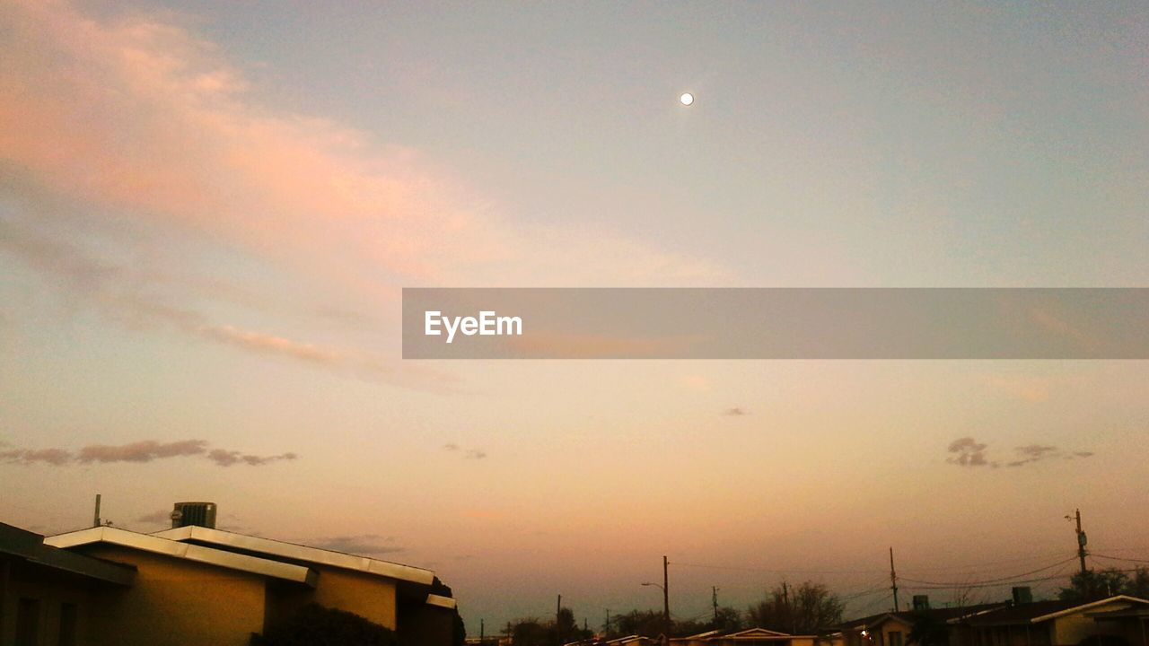 LOW ANGLE VIEW OF BUILDINGS AGAINST SKY